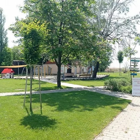 Nosztalgia 度假居 巴拉腾肯尼斯